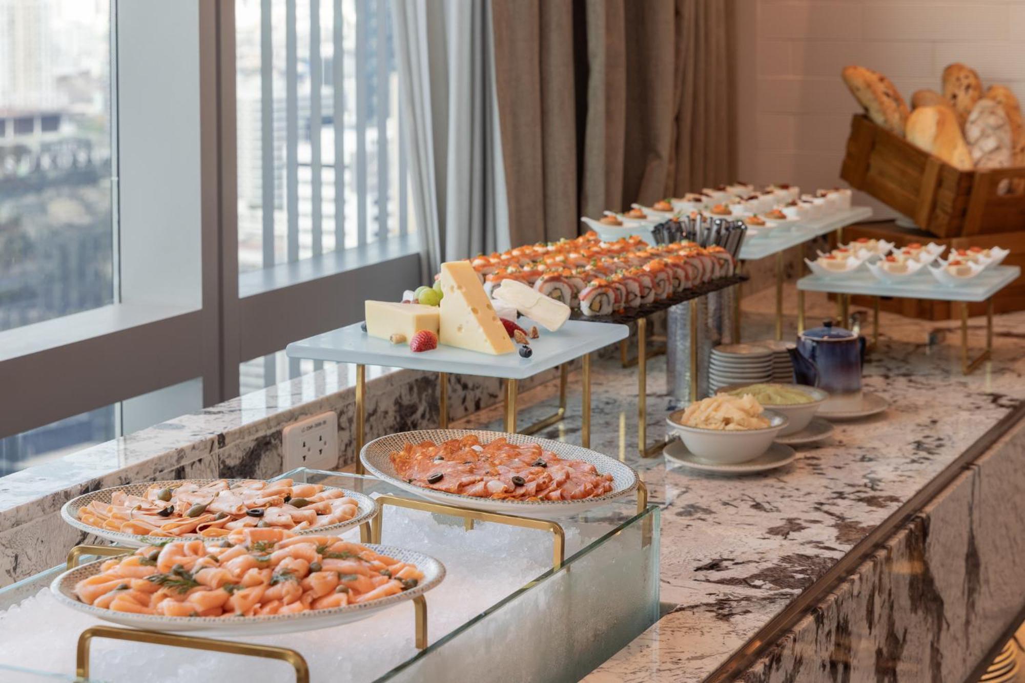 בנגקוק Eastin Grand Hotel Phayathai מראה חיצוני תמונה A buffet at a hotel