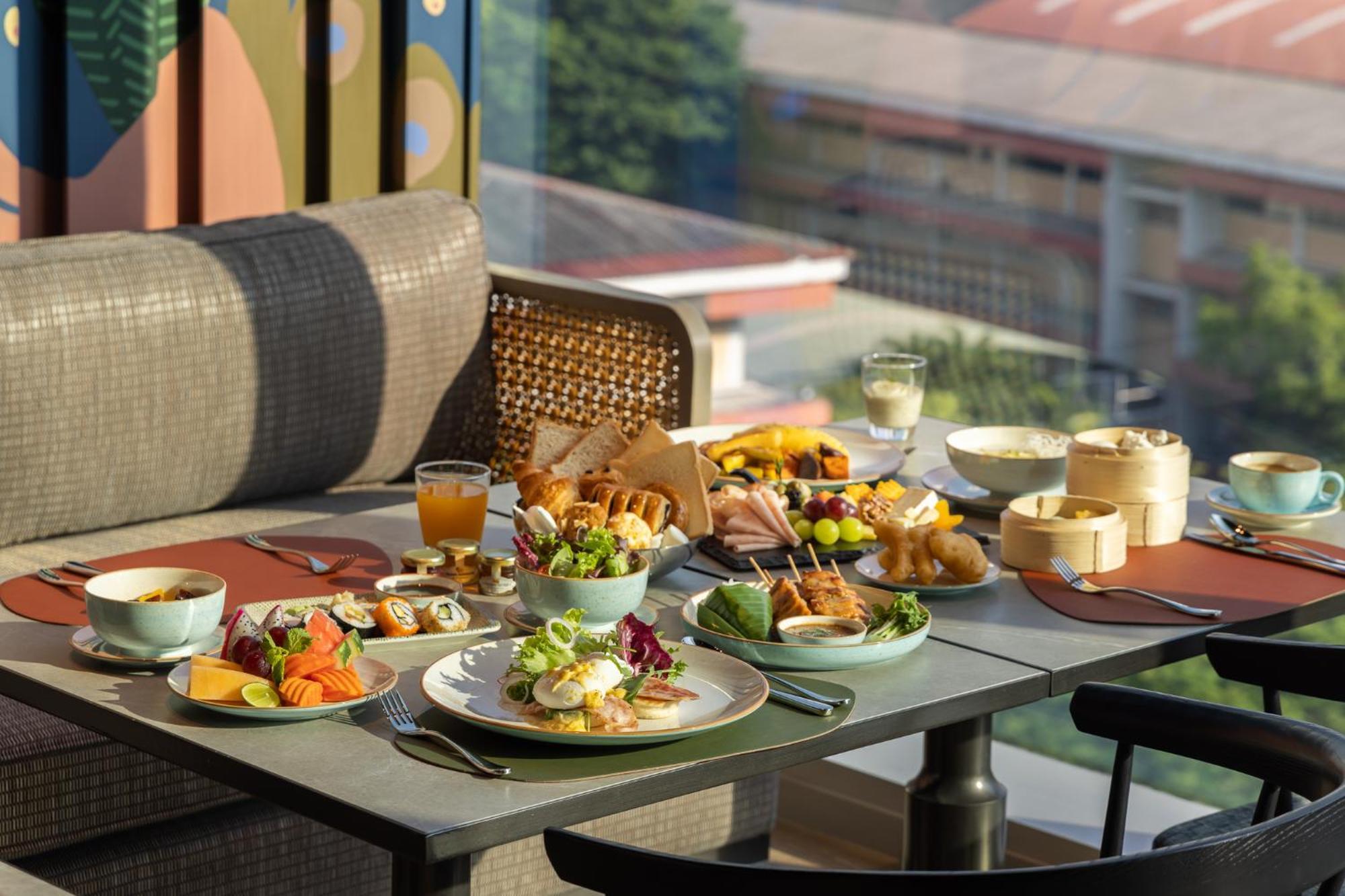 בנגקוק Eastin Grand Hotel Phayathai מראה חיצוני תמונה A selection of dishes at the restaurant