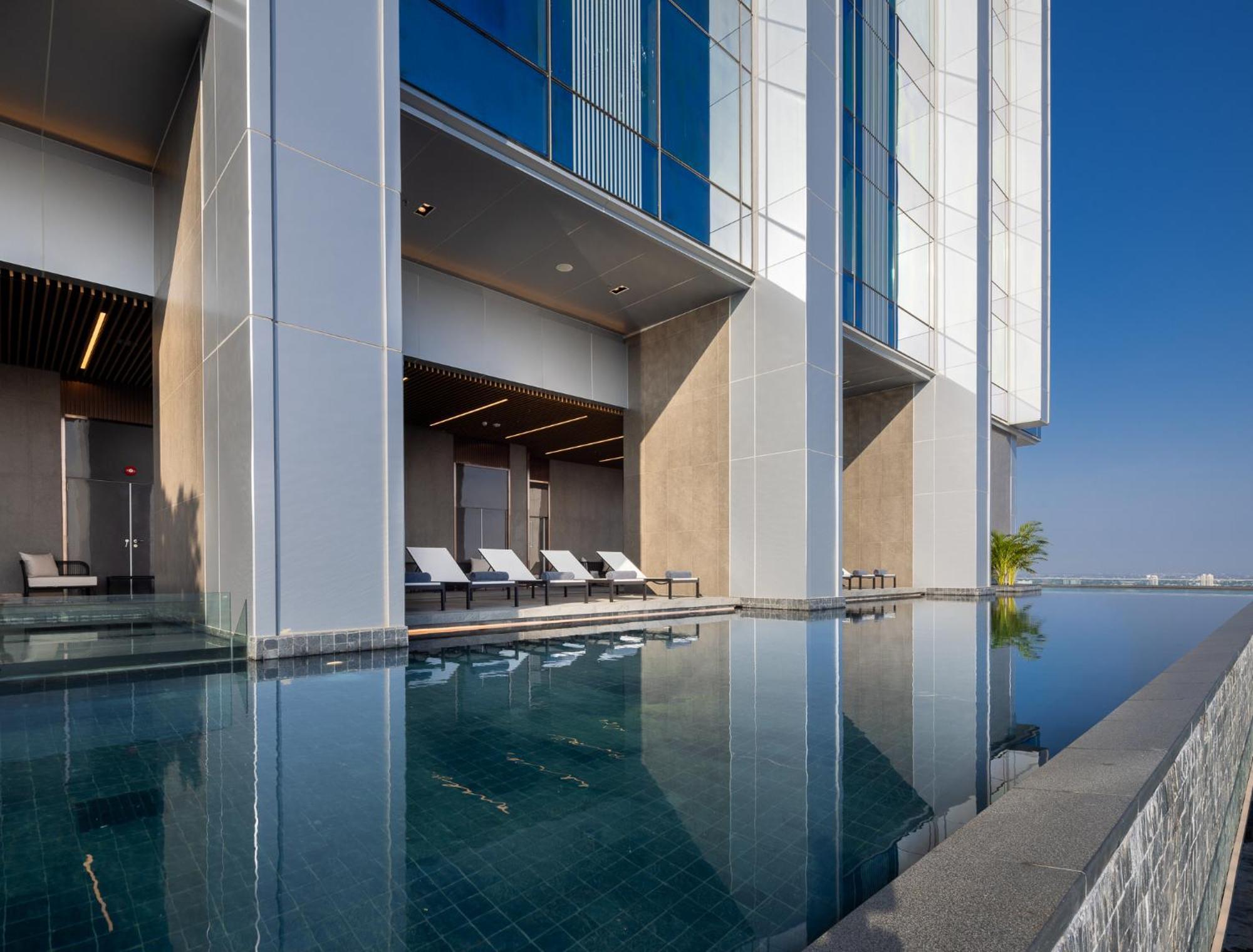 בנגקוק Eastin Grand Hotel Phayathai מראה חיצוני תמונה Infinity pool at the hotel