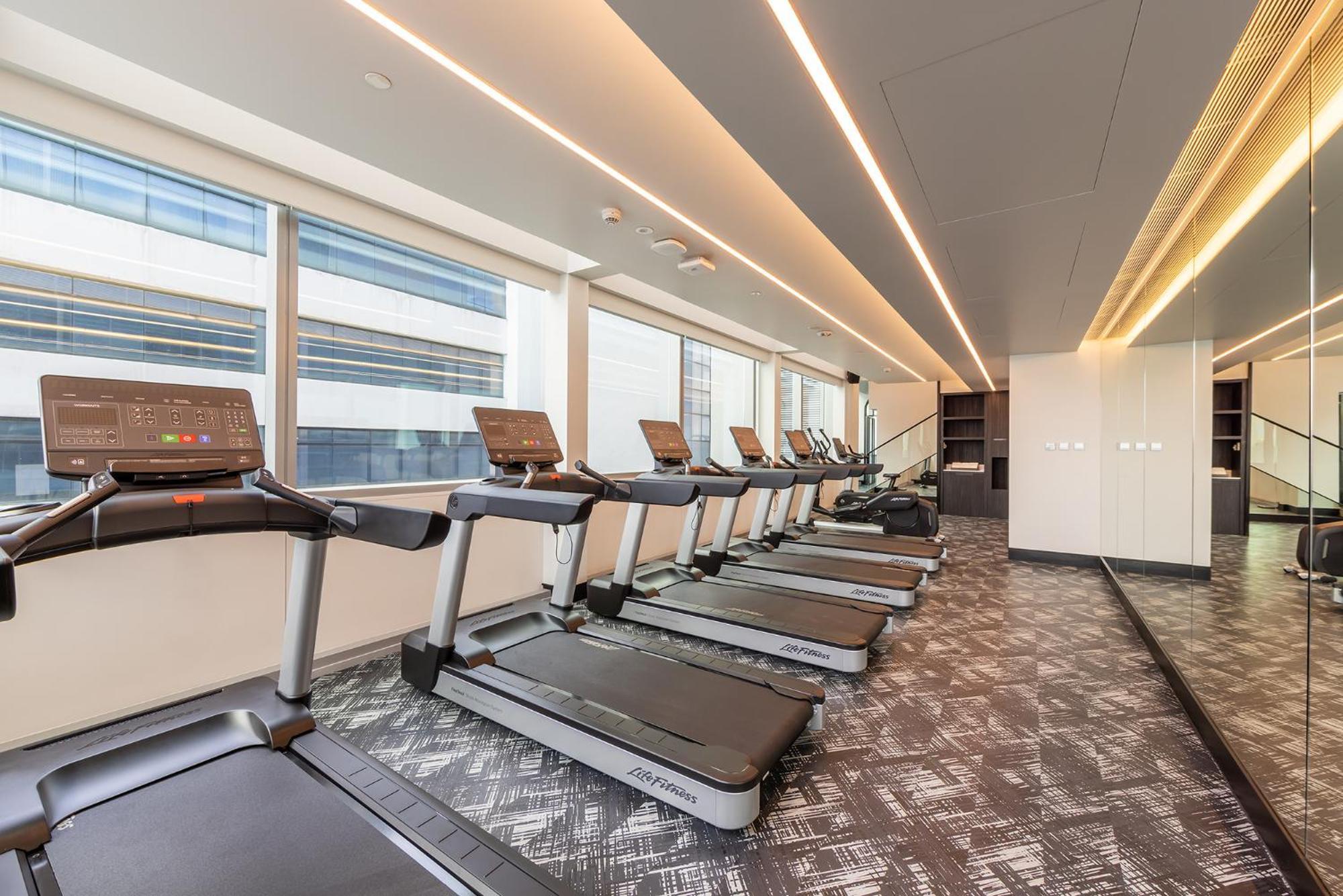 בנגקוק Eastin Grand Hotel Phayathai מראה חיצוני תמונה The gym at The Ivy Collection