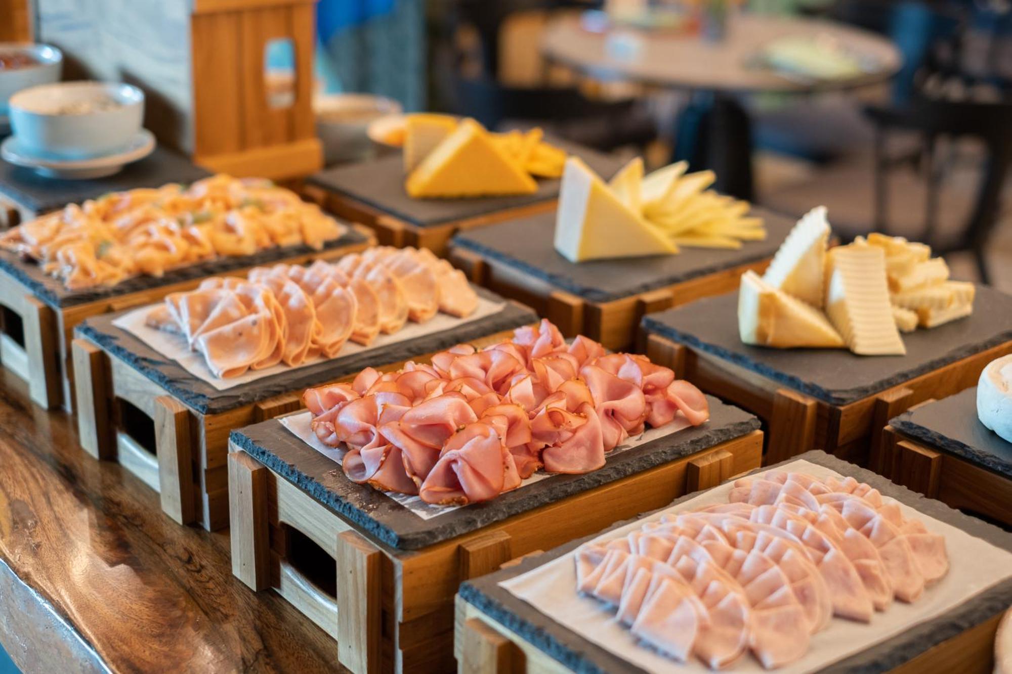 בנגקוק Eastin Grand Hotel Phayathai מראה חיצוני תמונה A selection of cold cuts and cheese
