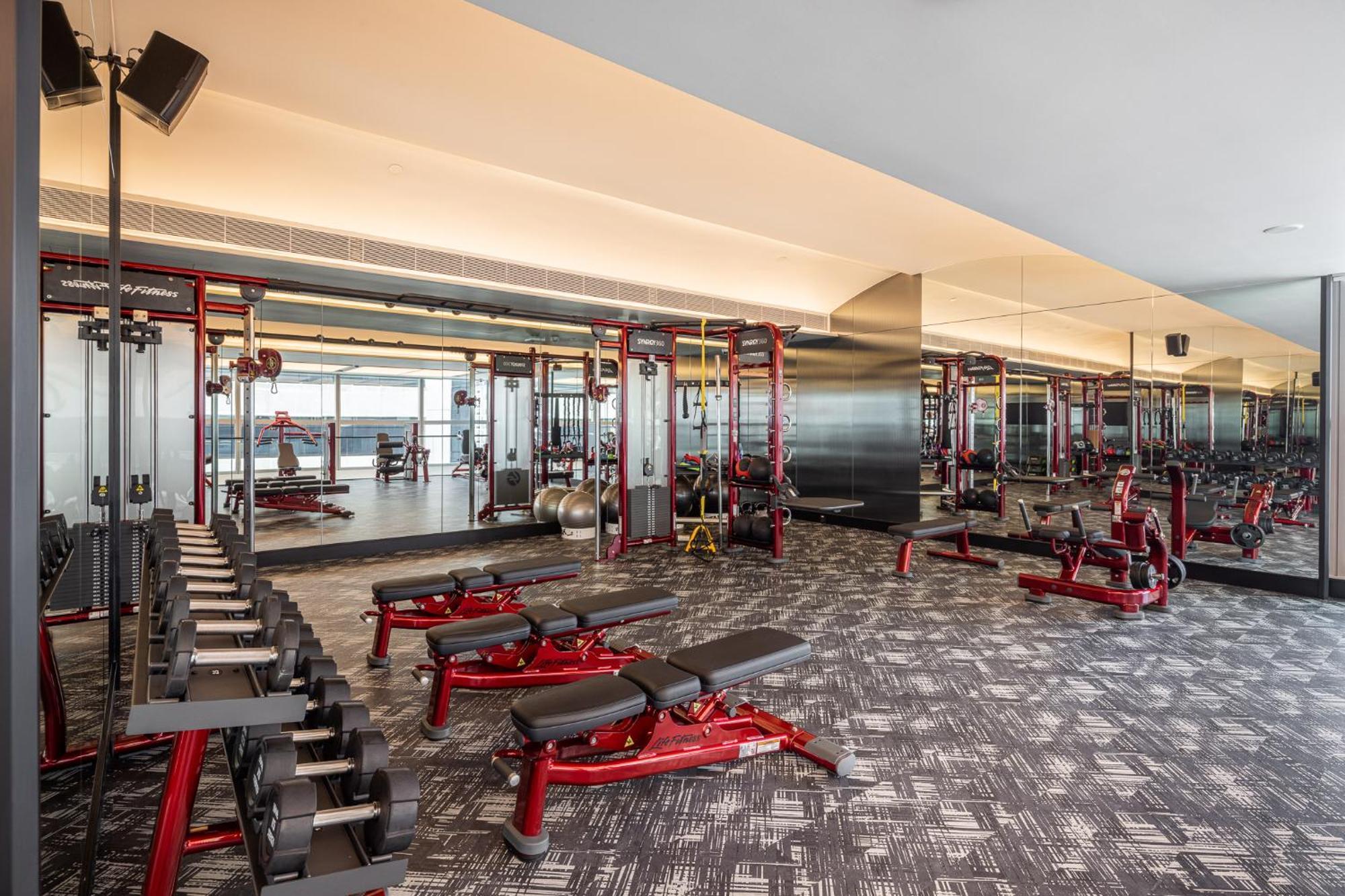 בנגקוק Eastin Grand Hotel Phayathai מראה חיצוני תמונה The gym at the 100000-square-foot (9,300 m2) complex