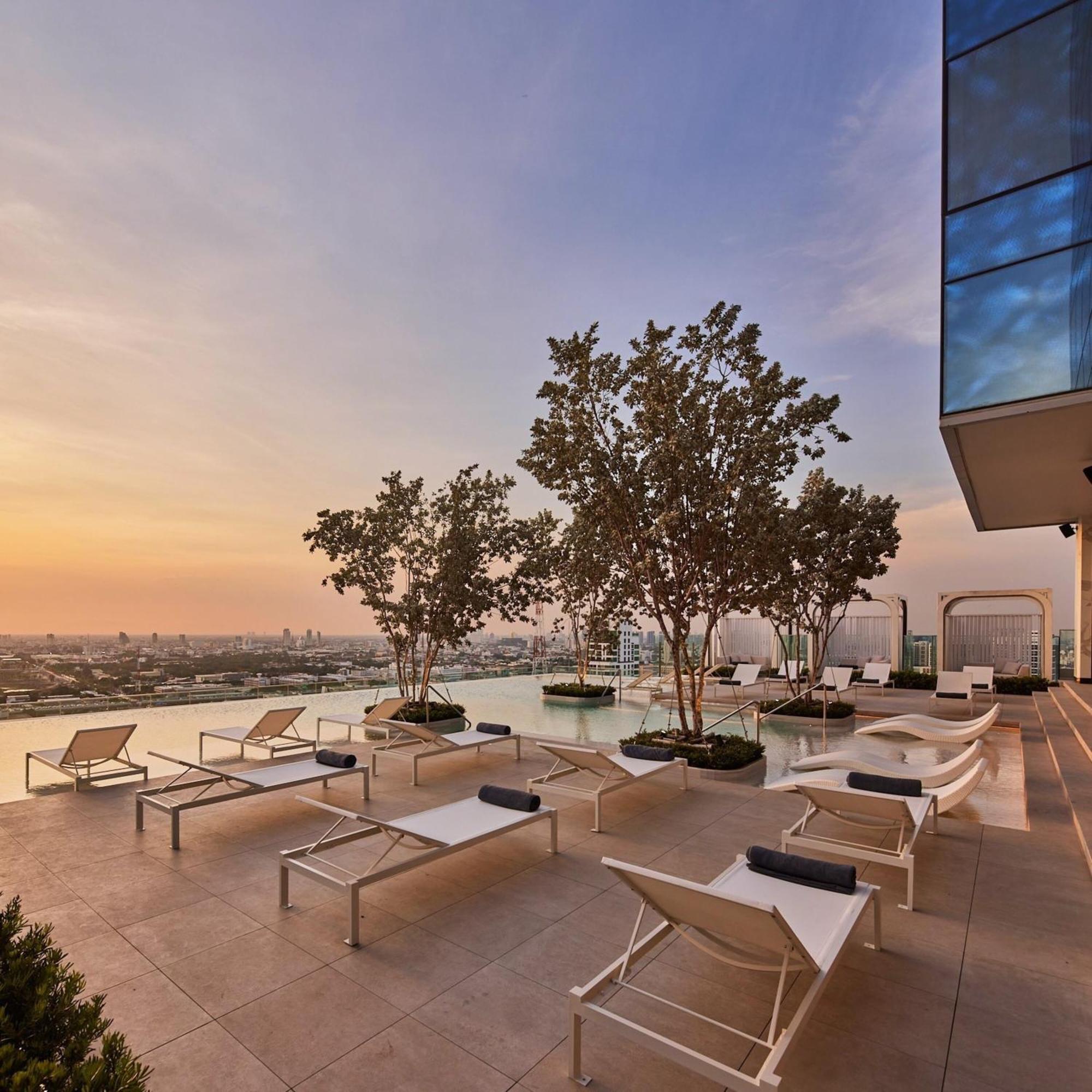 בנגקוק Eastin Grand Hotel Phayathai מראה חיצוני תמונה The rooftop pool at the hotel